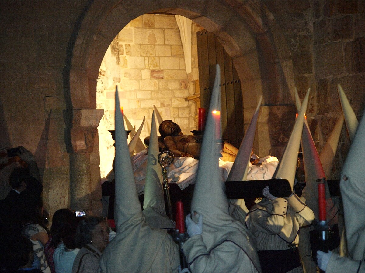 Procesión de Jesús Yacente en Zamora durante la Semana Santa